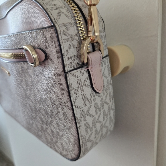 Michael Kors Jet Set Logo Gray and Pink Crossbody Bag EUC - Picture 5 of 11